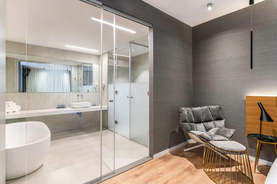 Gomeh Suite | Bathroom | Free toiletries, hair dryer, towels