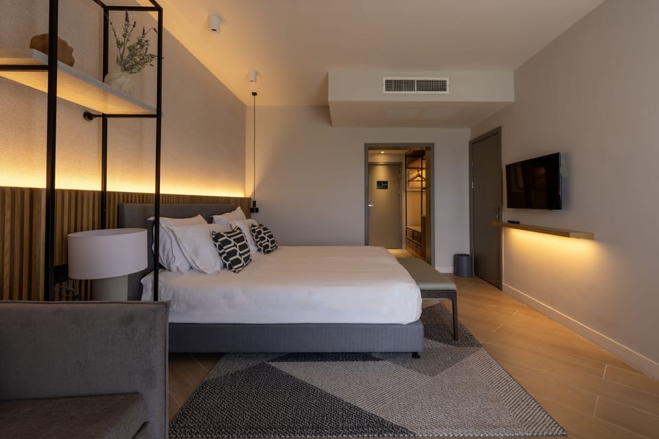 Migdal Room | Minibar, in-room safe, desk, soundproofing