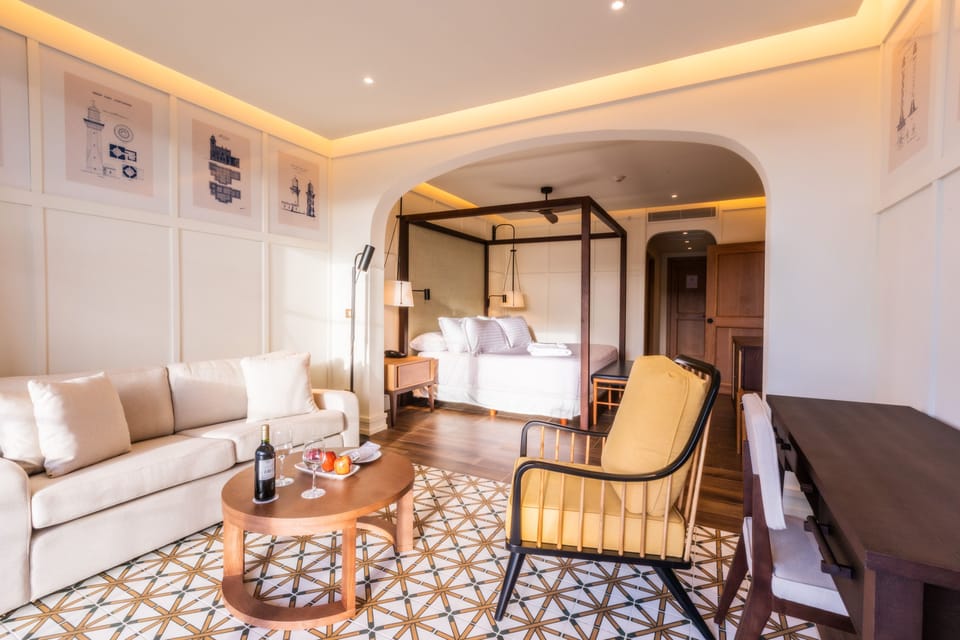 Swim Up Junior Suite El Beso | Free minibar, in-room safe, desk, iron/ironing board
