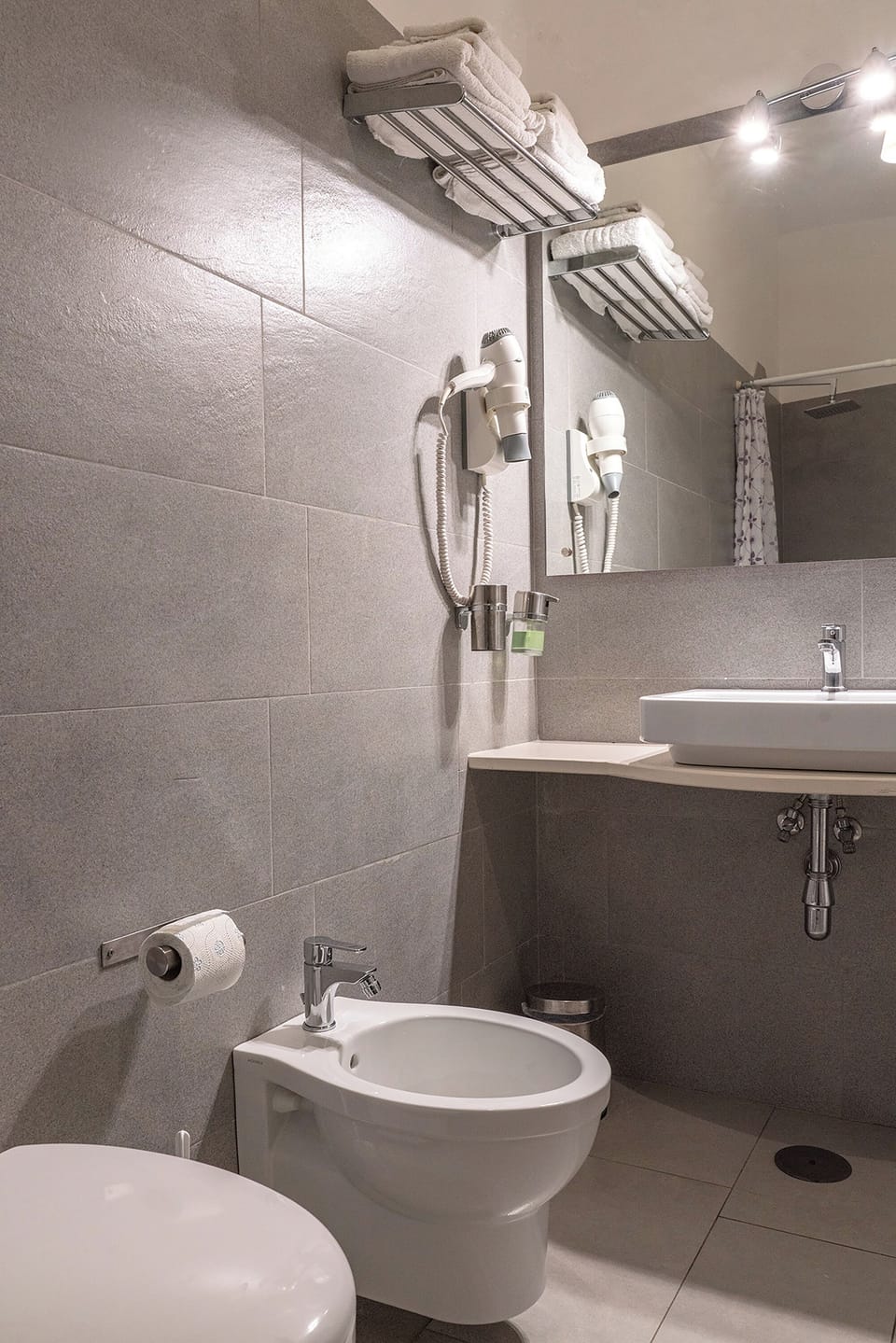 Apartment | Bathroom | Shower, free toiletries, hair dryer, bidet