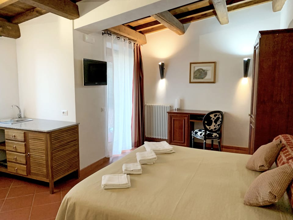 Classic Double Room, Non Smoking (007) | Free minibar, in-room safe, individually decorated, desk