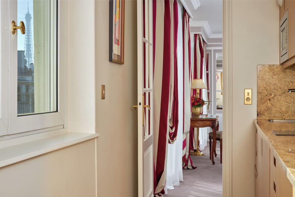 Suite Terrace Eiffel Tower | Private kitchen | Coffee/tea maker, electric kettle