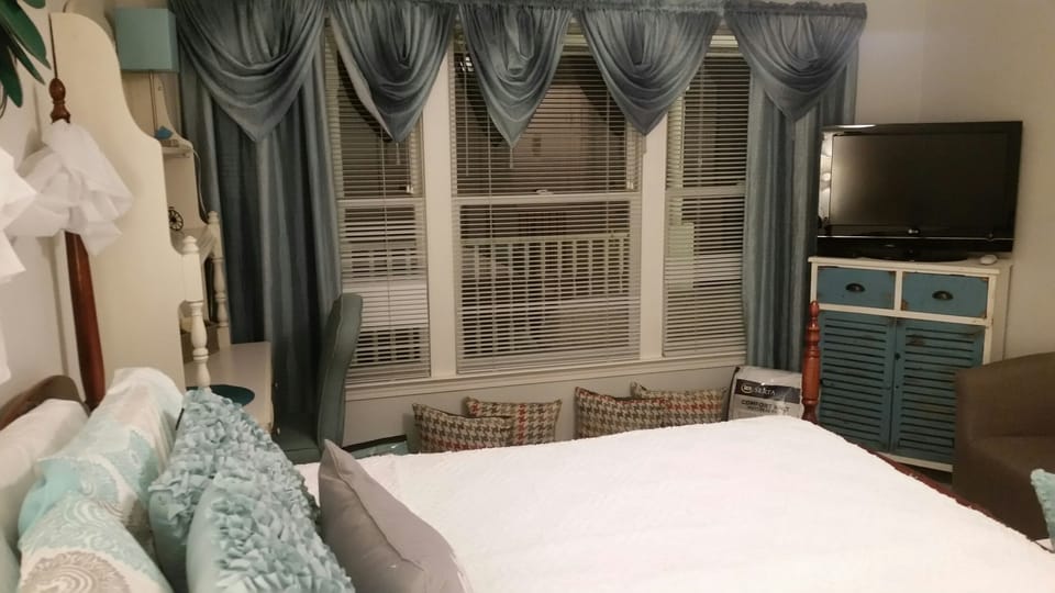 Standard Room (Southern Charm) | Individually decorated, individually furnished, laptop workspace