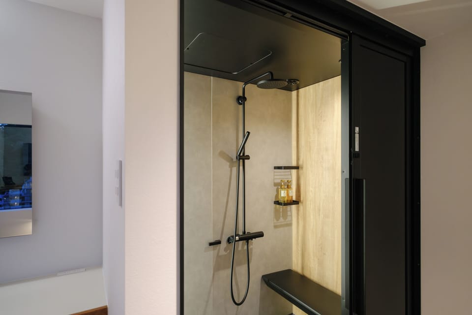 Deluxe Corner Western Room with Tatami, Shower and Mountain View, Non-Smoking - East Wing | Bathroom | Free toiletries, hair dryer, slippers, bidet