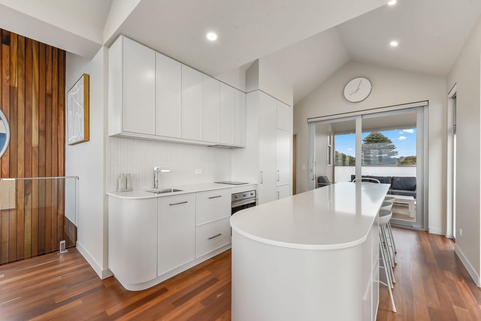 Premium House | Private kitchen | Full-size fridge, microwave, oven, stovetop