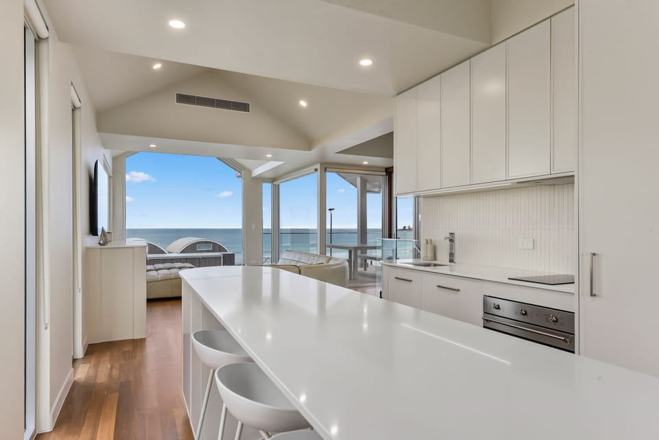 Premium House | Private kitchen | Full-size fridge, microwave, oven, stovetop