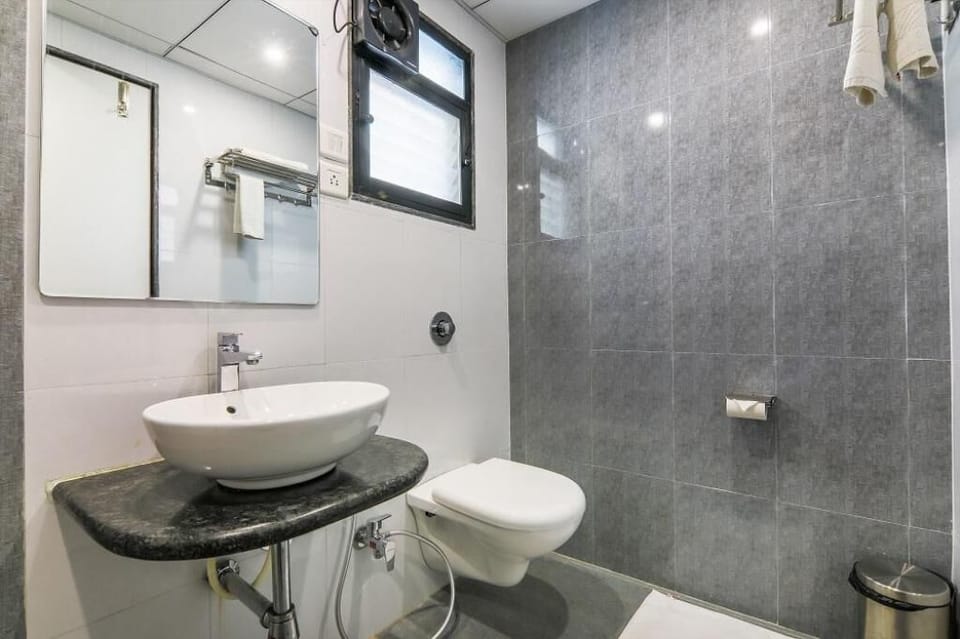 Deluxe Studio | Bathroom | Shower, free toiletries, towels