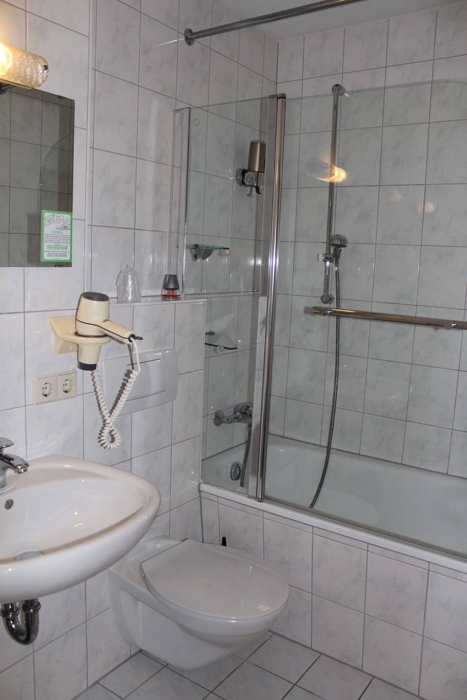 Deluxe Single Room | Bathroom | Shower, free toiletries, hair dryer, towels