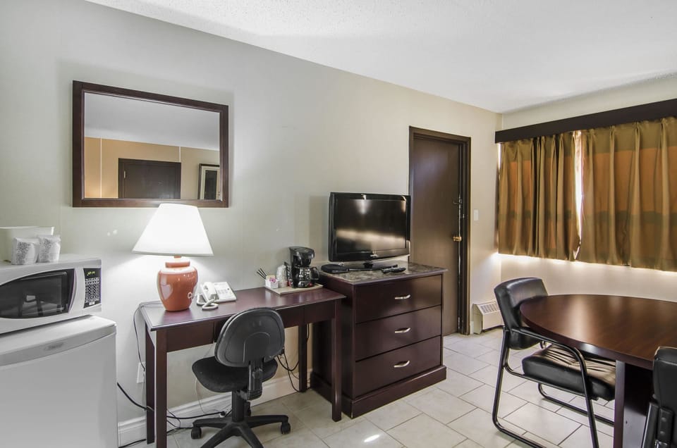 Suite, 1 Queen Bed, Non Smoking | Desk, iron/ironing board (on request), cribs (free), alarm clocks