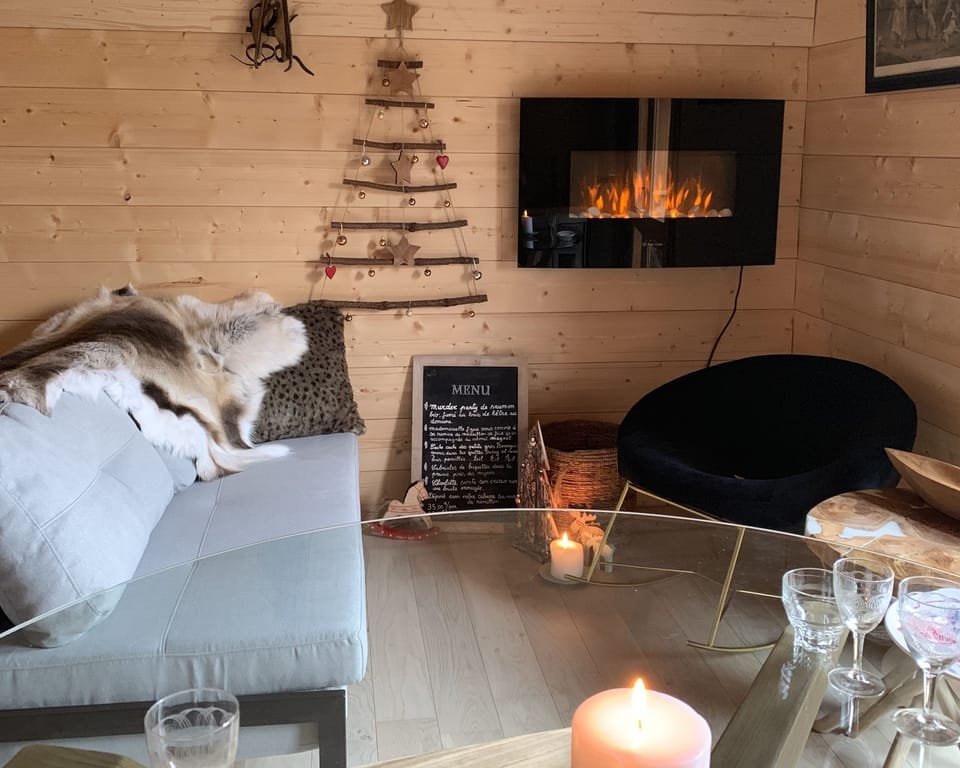 Honeymoon Cabin, 2 Bedrooms, Non Smoking, Hill View | Living area | Fireplace