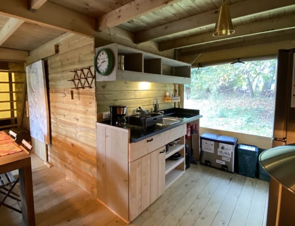 Perrine & Nanau's Lodge | Private kitchen | Full-size fridge, microwave, oven, stovetop