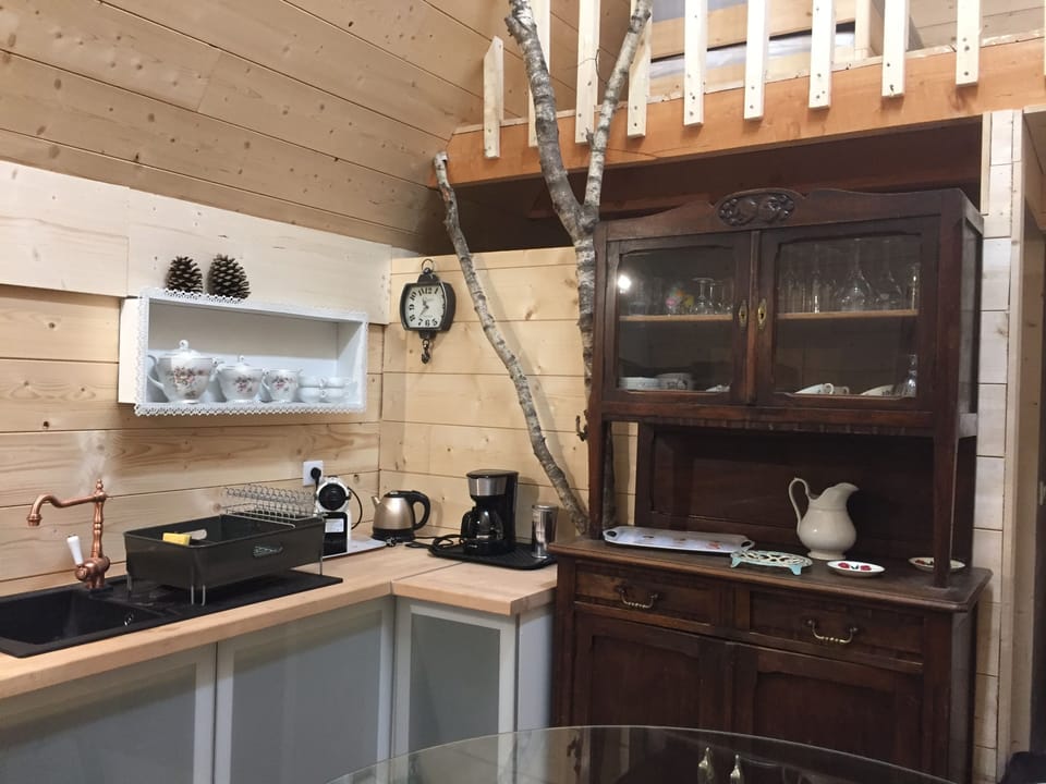 Bonnie's Cabin | Private kitchen | Full-size fridge, microwave, oven, stovetop