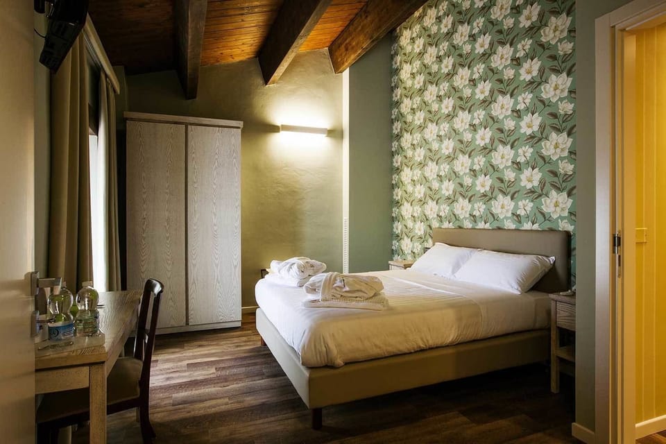Comfort Double Room | In-room safe, desk, blackout drapes, free WiFi