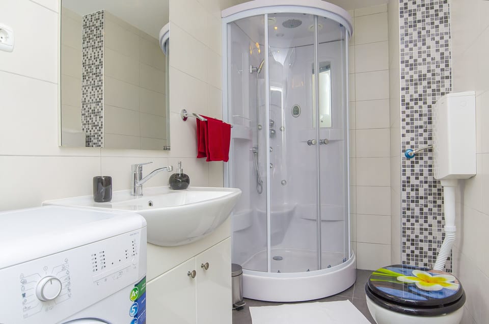Double Room | Bathroom | Shower, free toiletries, hair dryer, slippers