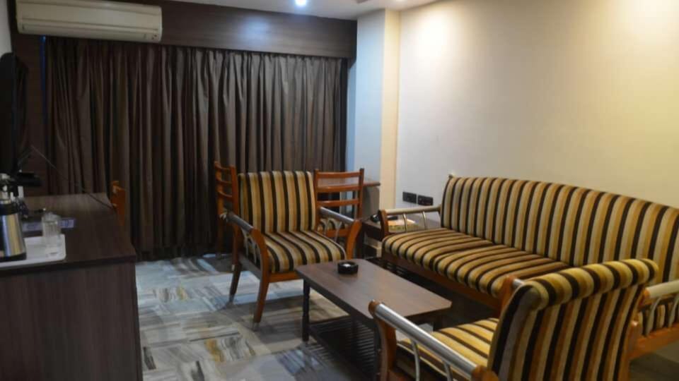 Suite | Living area | Flat-screen TV