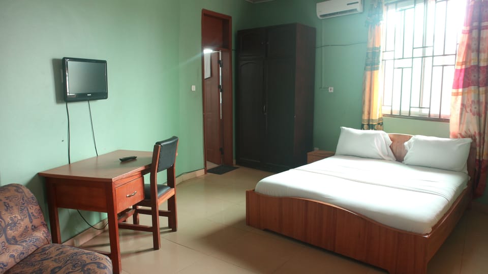Standard Double Room | Desk, WiFi (free), individually decorated, individually furnished