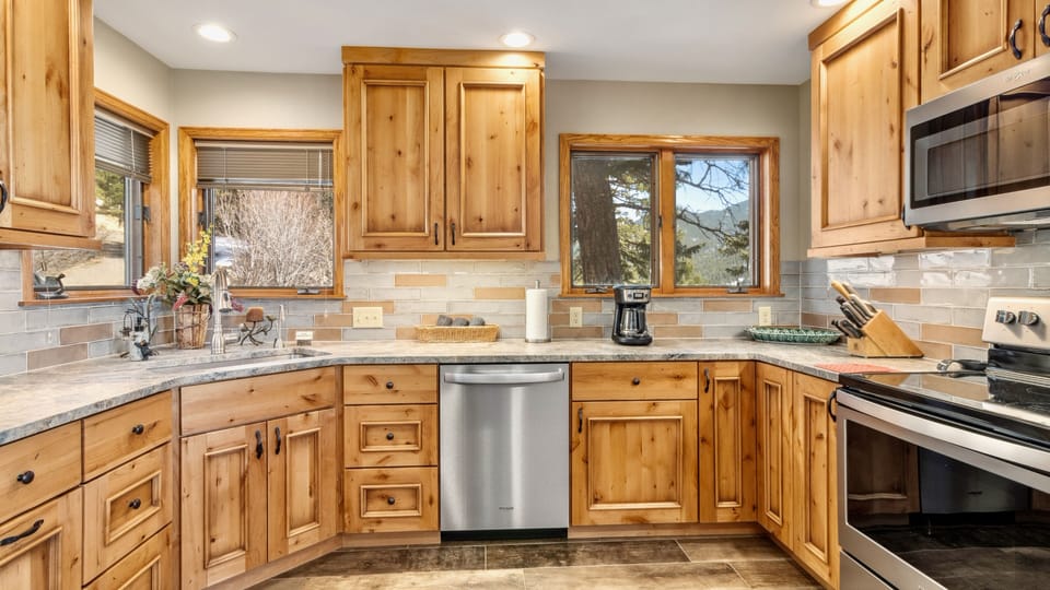 House, 3 Bedrooms | Private kitchen | Microwave, dishwasher, coffee/tea maker, dining tables