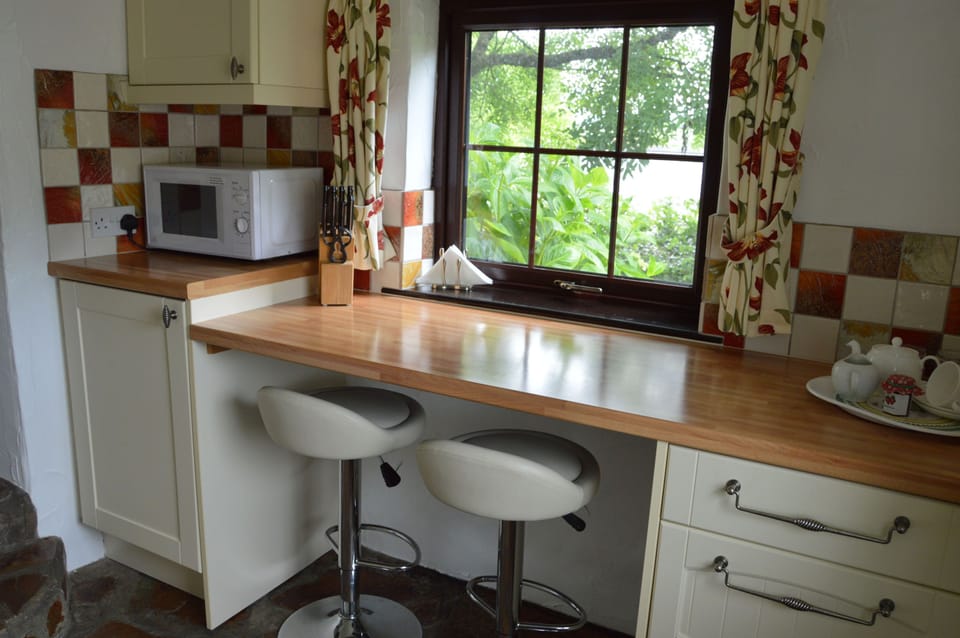 Barley Cottage | Private kitchen | Fridge, microwave, stovetop, dishwasher