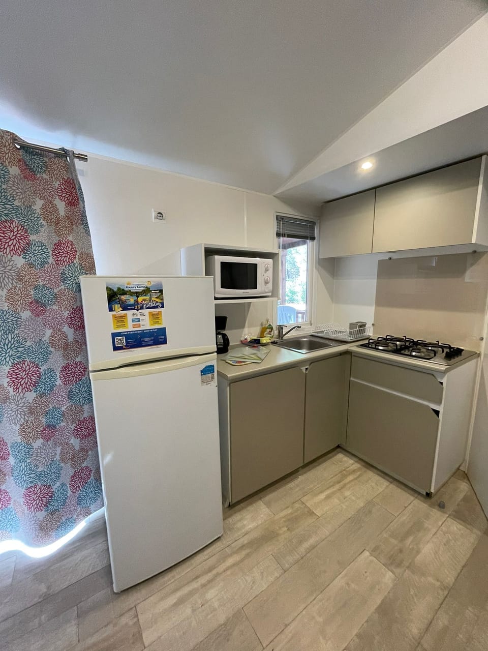 Premium Mobile Home | Private kitchen | Full-size fridge, stovetop, cookware/dishes/utensils, dining tables