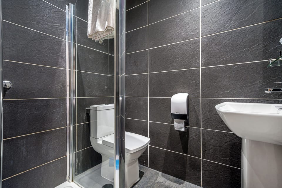 Suite | Bathroom | Shower, towels