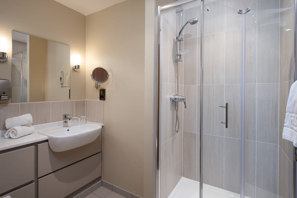 Combined shower/tub, hair dryer, towels