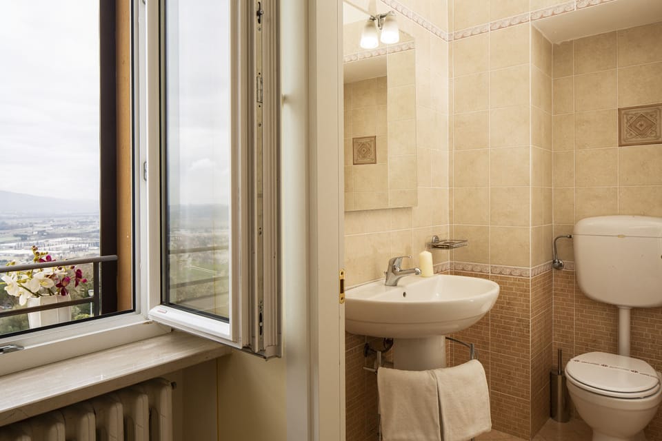 Superior Double Room, Valley View | Bathroom | Shower, free toiletries, hair dryer, bidet