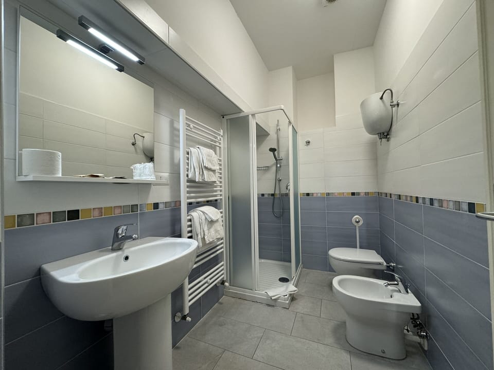 Superior Double Room, Garden View | Bathroom | Shower, free toiletries, hair dryer, bidet