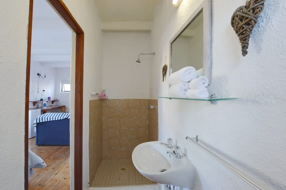 Double Room | Bathroom | Free toiletries, hair dryer, towels