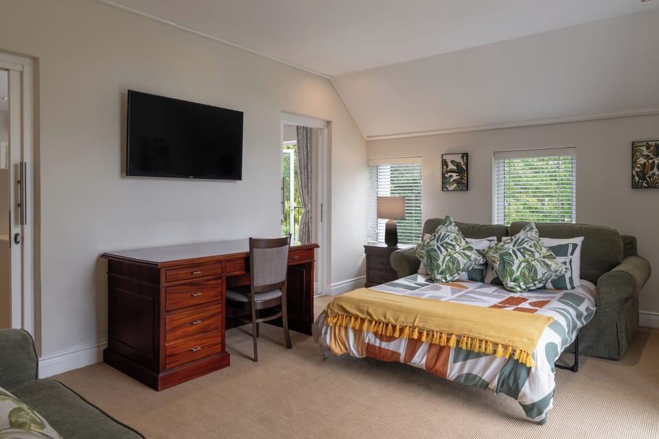 Deluxe Room | In-room safe, desk, WiFi (free), bed sheets
