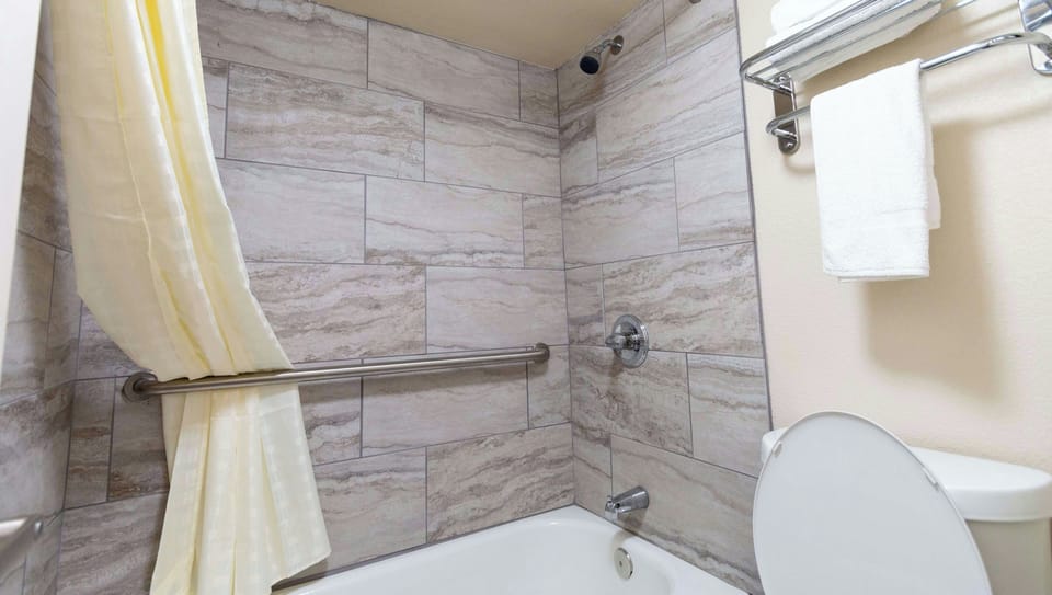 Combined shower/tub, free toiletries, towels, soap