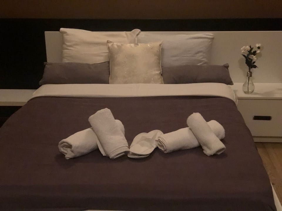 Standard Double Room, Balcony | Desk, soundproofing, iron/ironing board, free WiFi