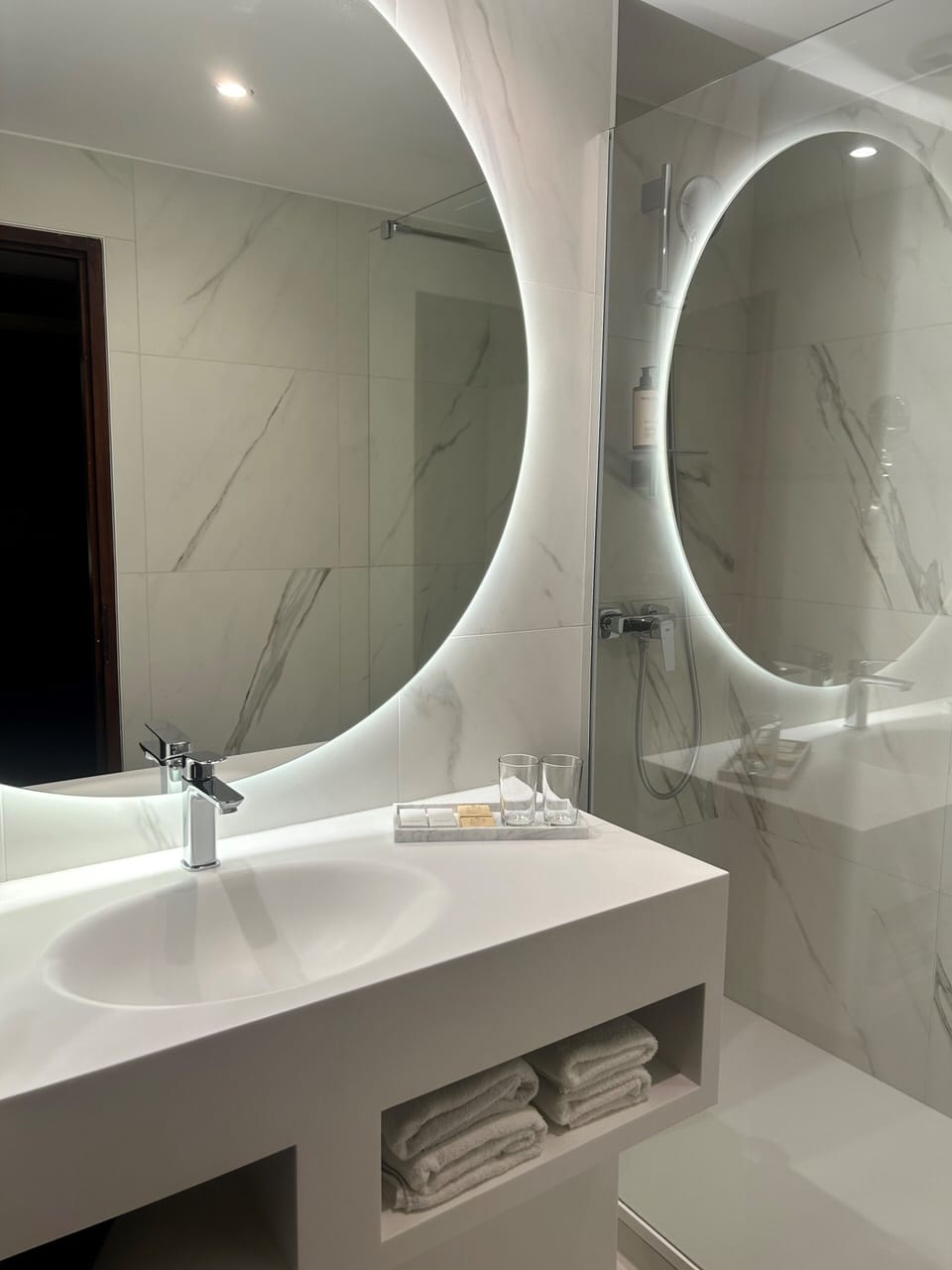 Prestige Room | Bathroom | Combined shower/tub, free toiletries, hair dryer, towels