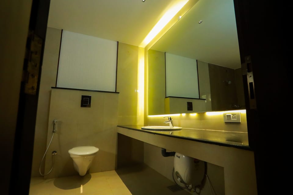 Deluxe Double Room, 1 Queen Bed, Accessible, Non Smoking | Bathroom | Shower, free toiletries