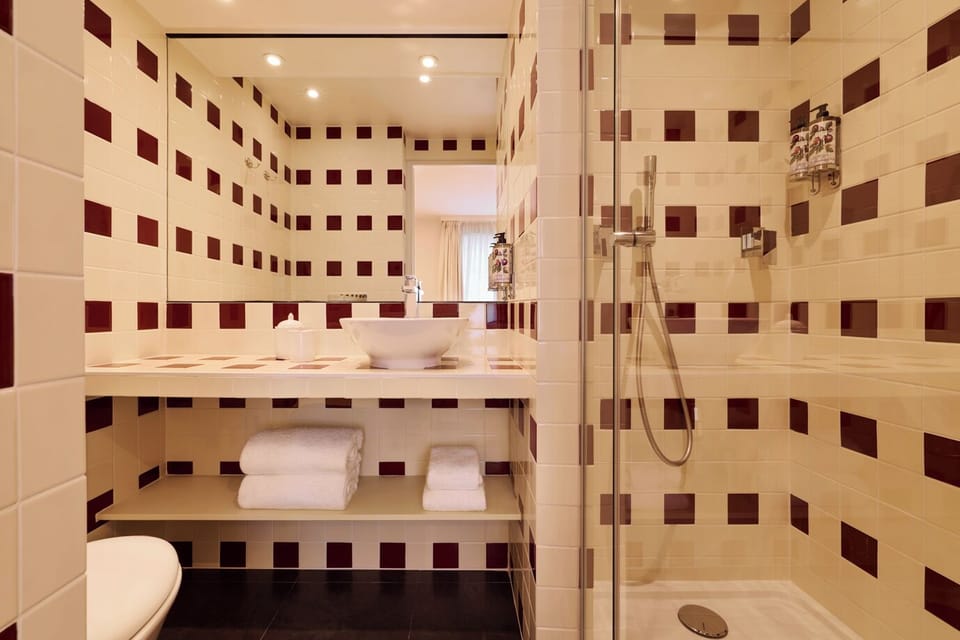 Shower, rainfall showerhead, free toiletries, hair dryer