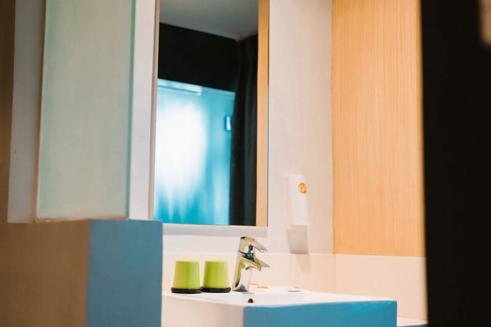 Shower, rainfall showerhead, free toiletries, bidet