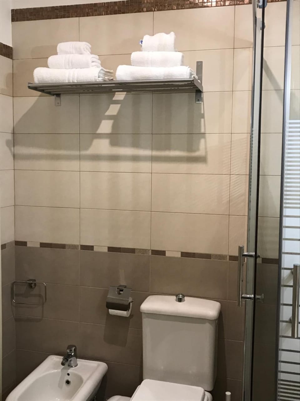 Shower, free toiletries, hair dryer, bidet