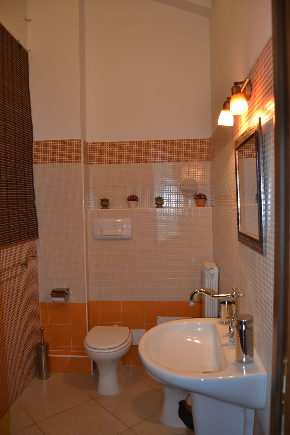 Standard Double Room | Bathroom | Shower, rainfall showerhead, free toiletries, hair dryer
