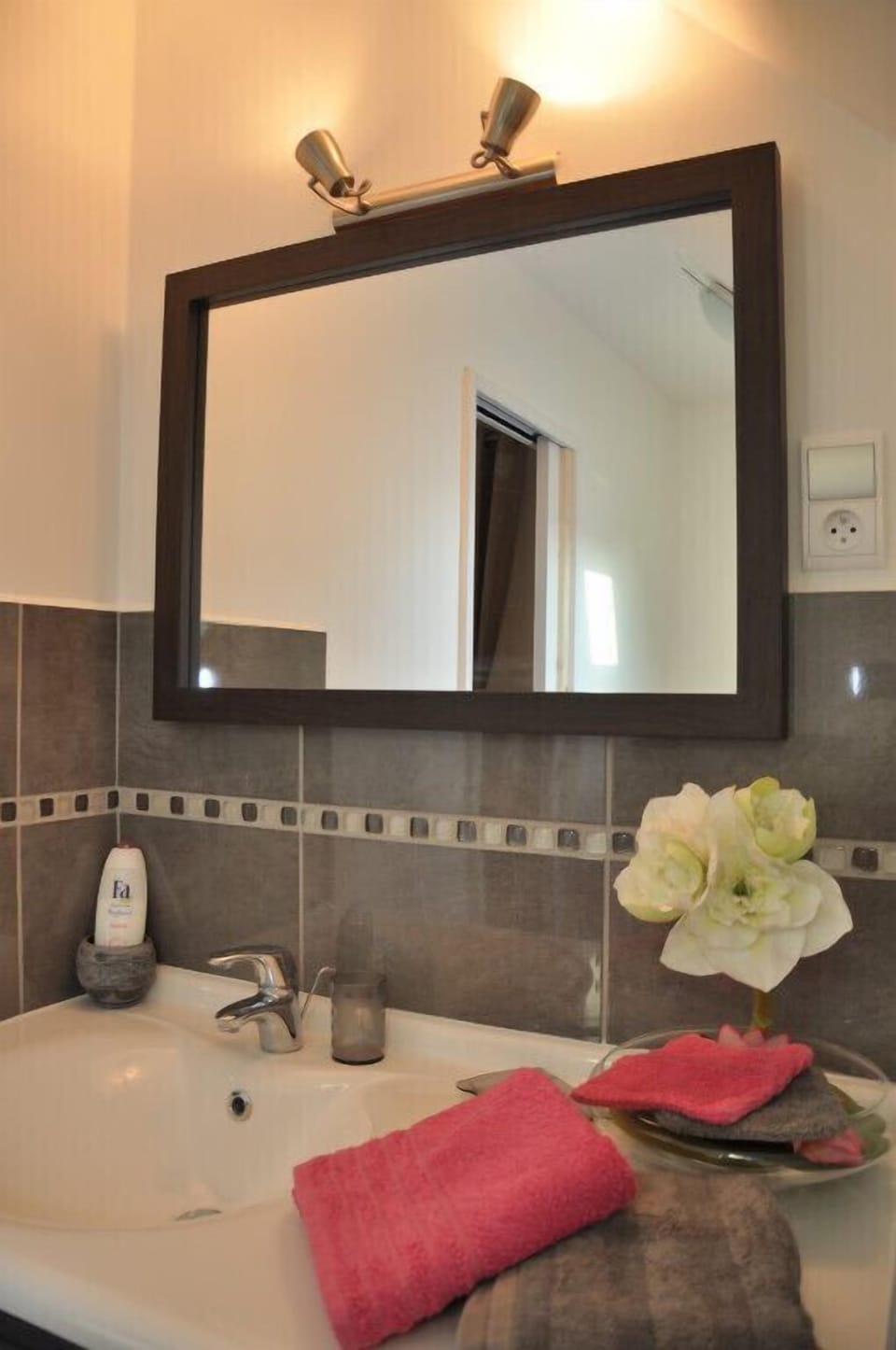 Room (Les Voiliers) | Bathroom sink