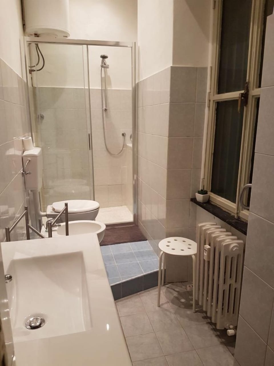 Apartment, 2 Bedrooms | Bathroom | Shower, hair dryer, bidet, towels