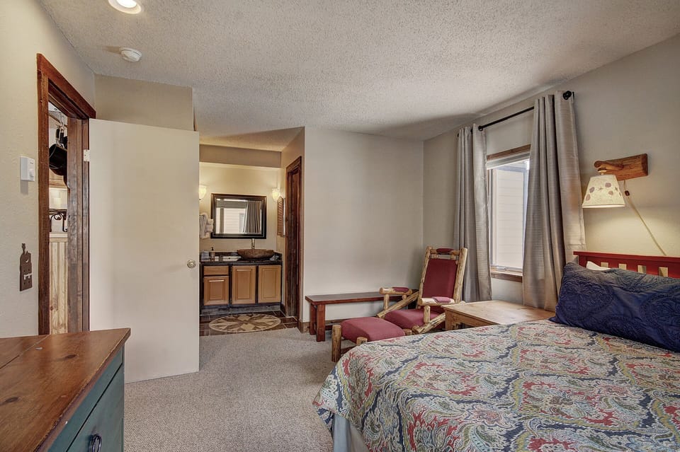 Condo, 3 Bedrooms | 3 bedrooms, laptop workspace, iron/ironing board, free WiFi