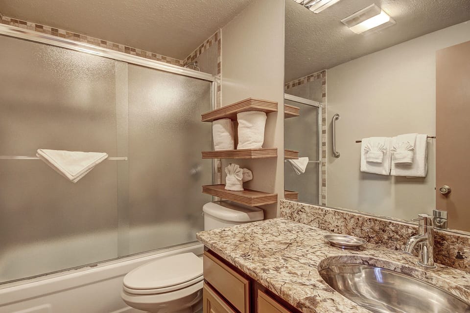 Nice Update Condo - Great Access to Superbee Lift in East Village - AN302 by RedAwning Apartment in Summit County