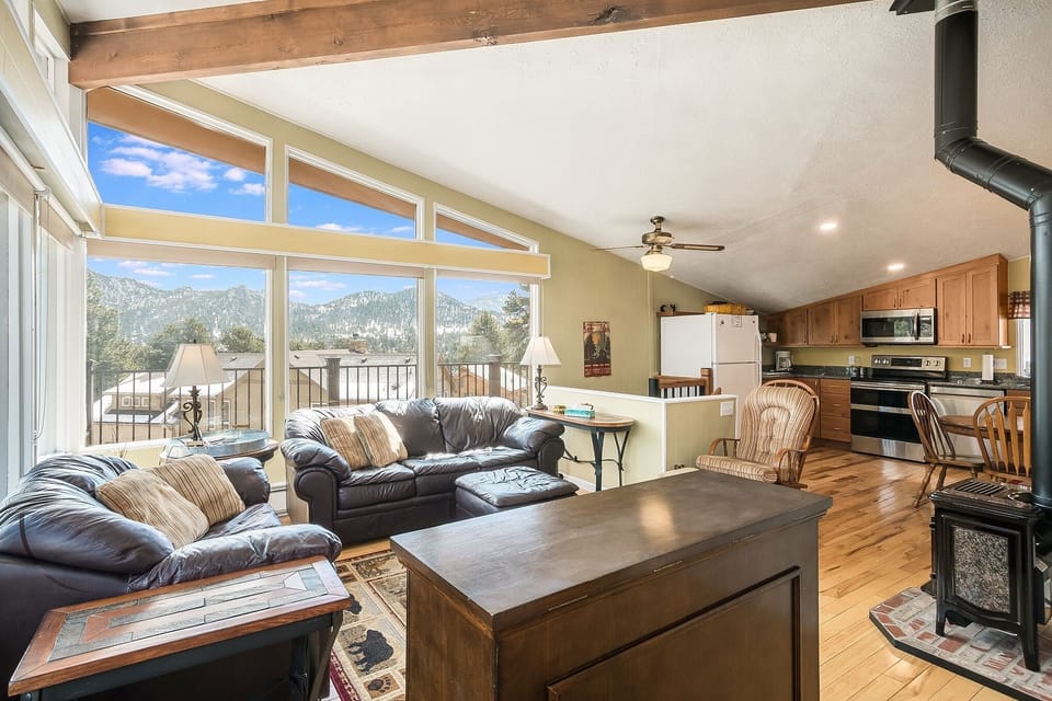 House, 3 Bedrooms | Living area | TV, fireplace