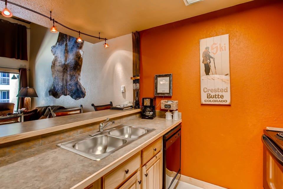 Condo, 2 Bedrooms | Private kitchen | Coffee/tea maker, oven