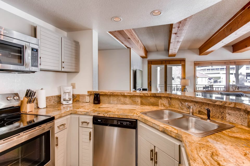Condo, 2 Bedrooms | Private kitchen | Coffee/tea maker, oven