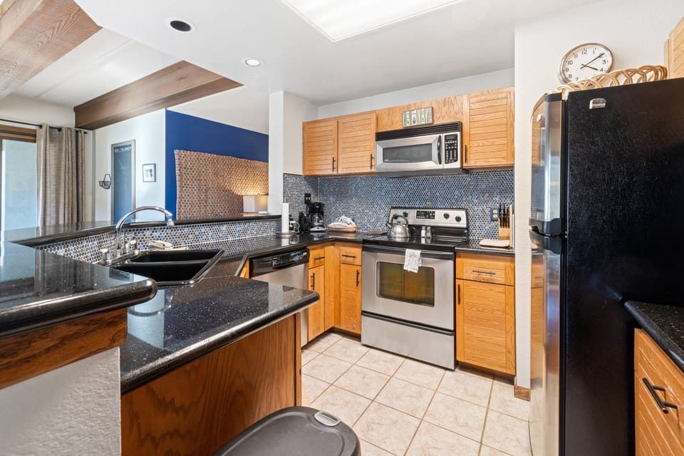 Condo, 2 Bedrooms | Private kitchen | Coffee/tea maker, oven, dining table