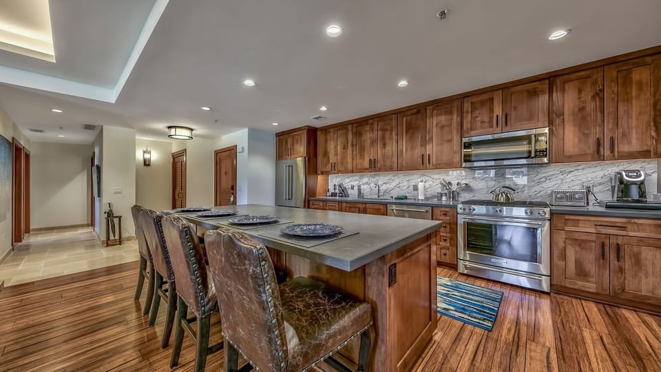 Condo, 3 Bedrooms | Private kitchen | Fridge, microwave, oven, dishwasher