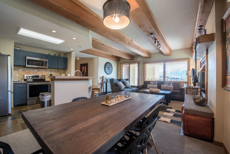 Condo, 2 Bedrooms | Dining