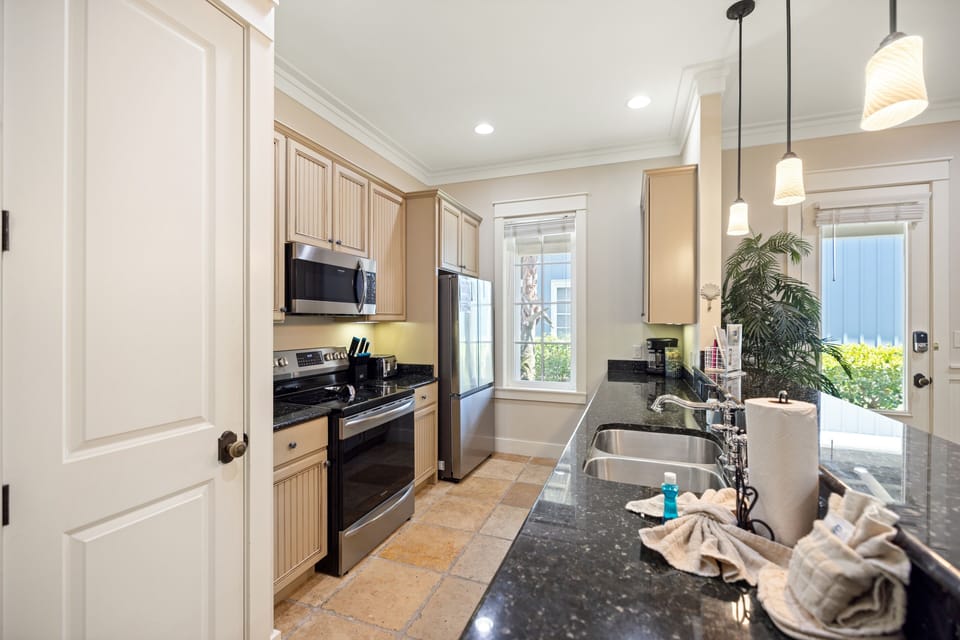 House, 4 Bedrooms | Private kitchen | Fridge, oven, coffee/tea maker, toaster