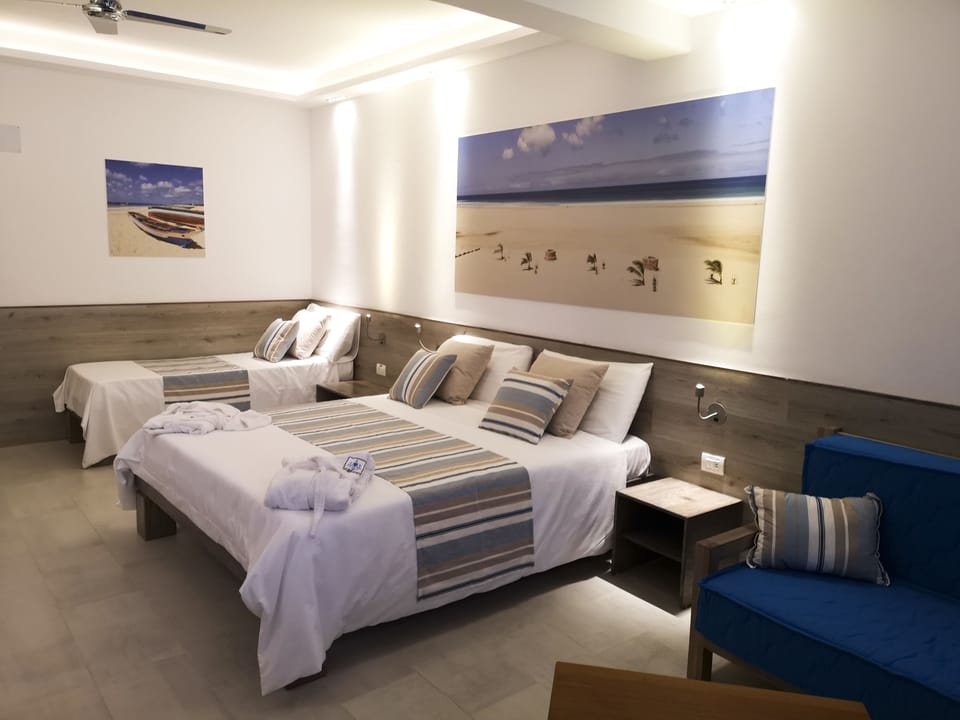 Junior Suite | Minibar, in-room safe, desk, blackout drapes