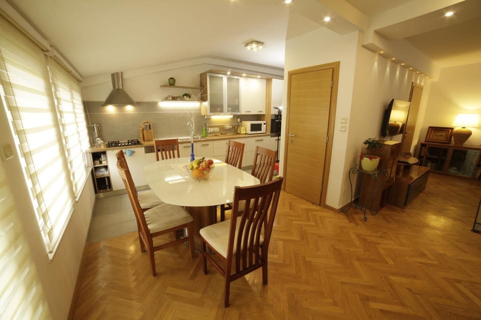 Full-size fridge, microwave, oven, stovetop